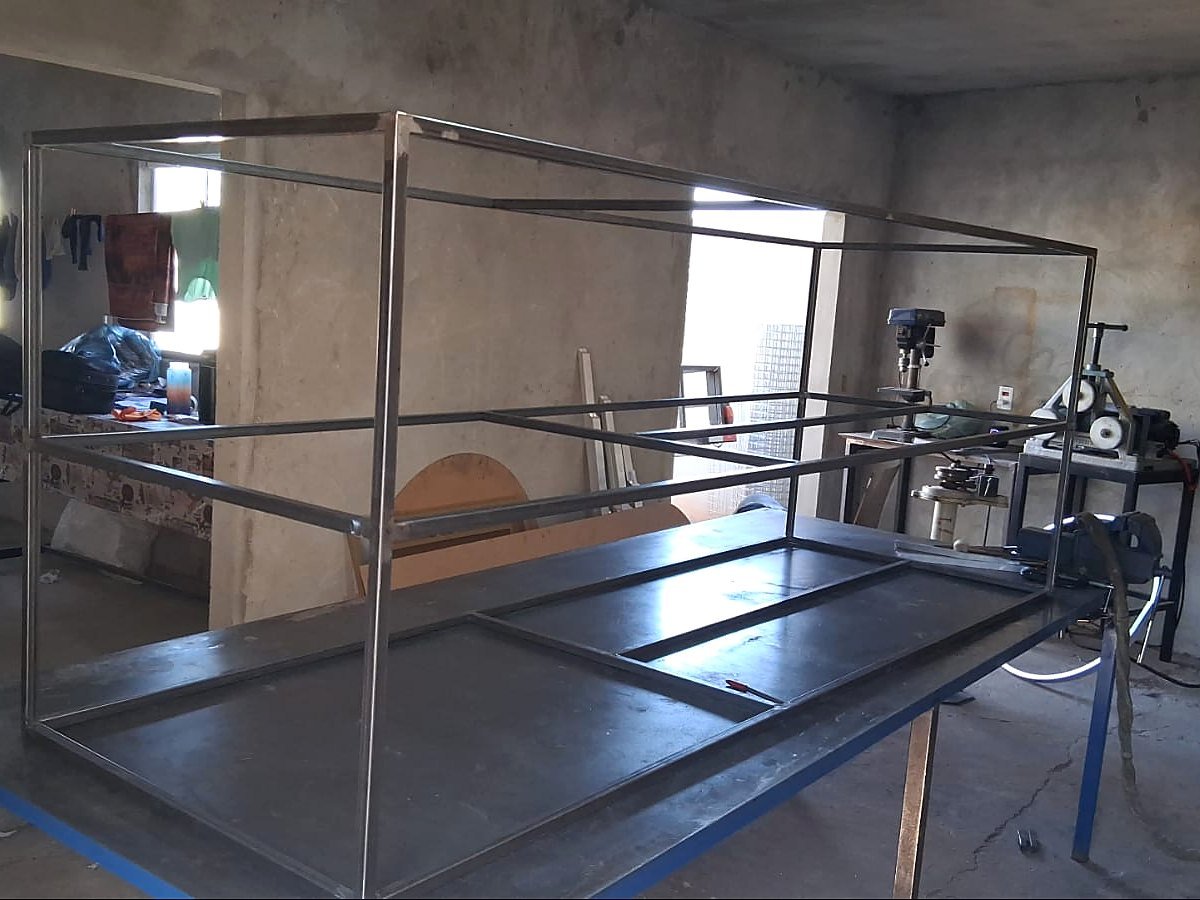 Estrutura em metalon montada sobre a bancada de trabalho